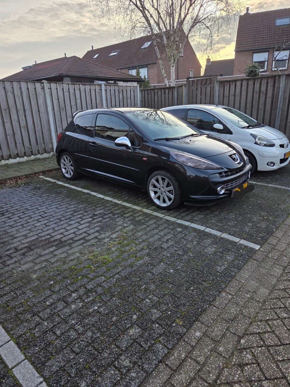 Peugeot 207 1.6 THP 16V 175PK RC 3DRS 2008 Zwart, Auto's, Voorwielaandrijving, 230 kW, 4 cilinders, Leder en Stof