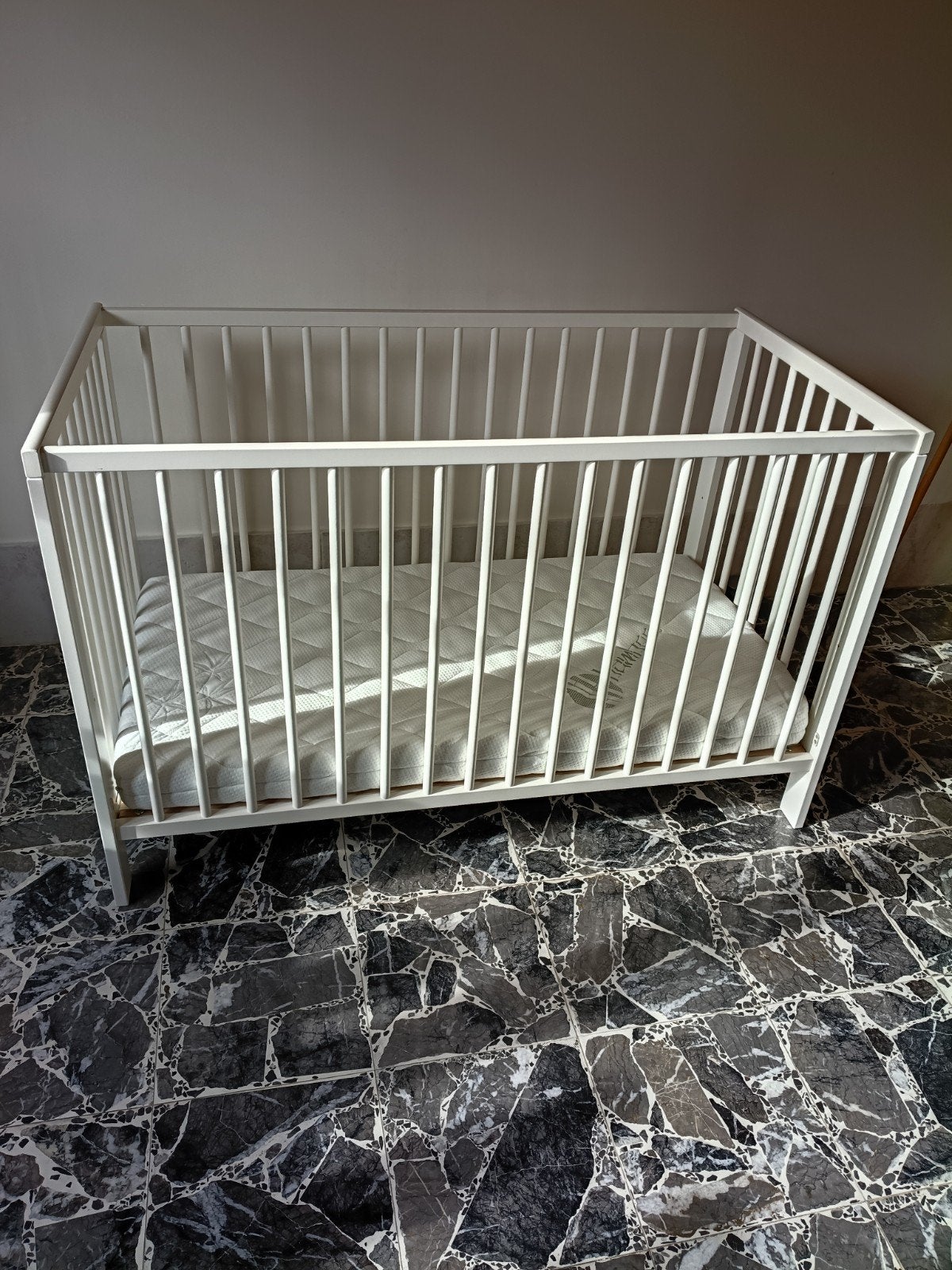 Babybedje + matras, Kinderen en Baby's, Ophalen, Zo goed als nieuw, Ledikant