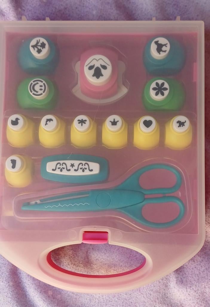 Koffer met figuren ponsers - embossing - perforator, Ophalen of Verzenden, Zo goed als nieuw, Knutselen
