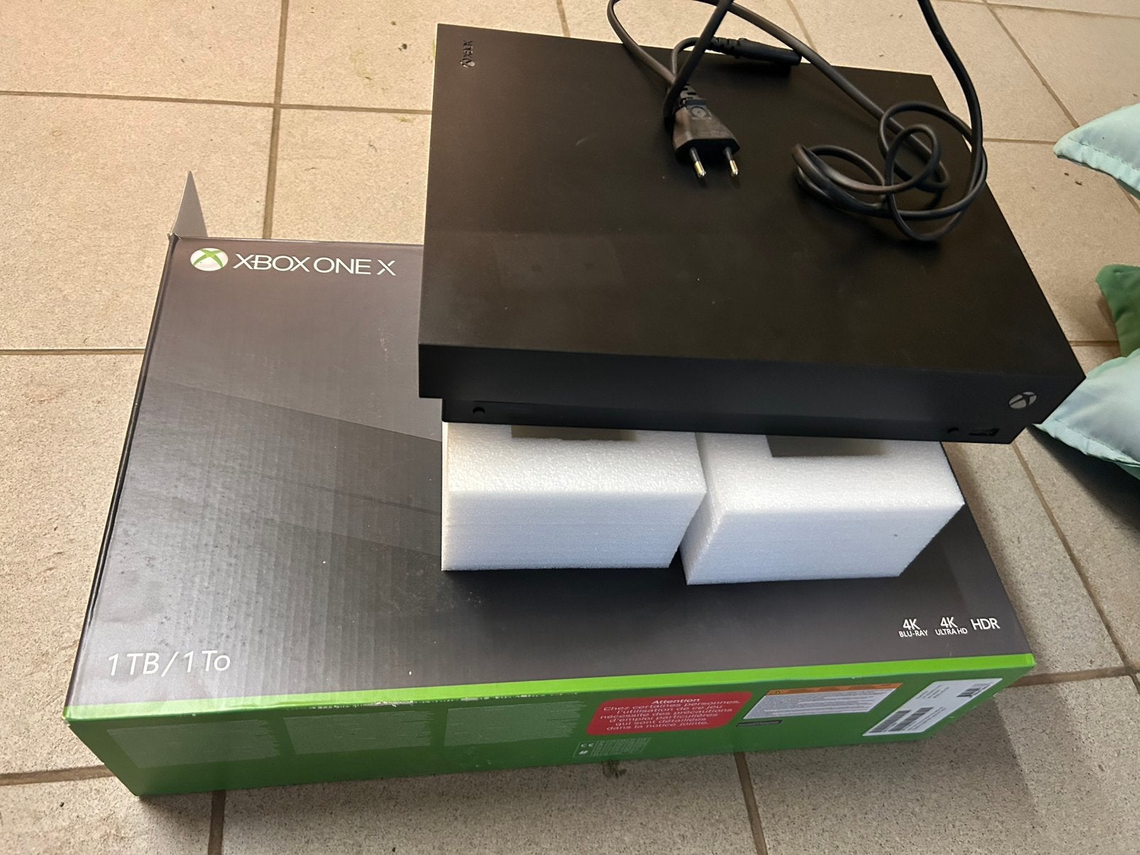 Xbox One X 1TB / 1 To Noir – Très bon état – boîte origine⁠, Games en Spelcomputers, Xbox One, Ophalen of Verzenden, Zo goed als nieuw