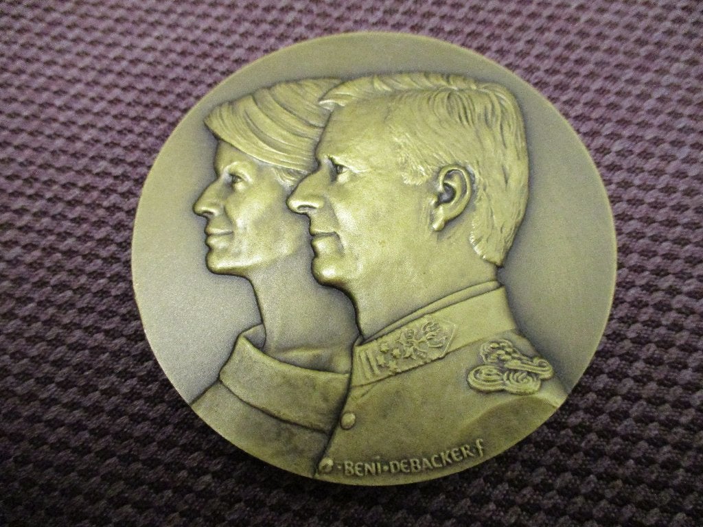 MÉDAILLE COMMÉMORATIVE EN BRONZE POUR LE COUPLE ROYAL  2013, Collections, Maisons royales & Noblesse, Enlèvement ou Envoi, Comme neuf