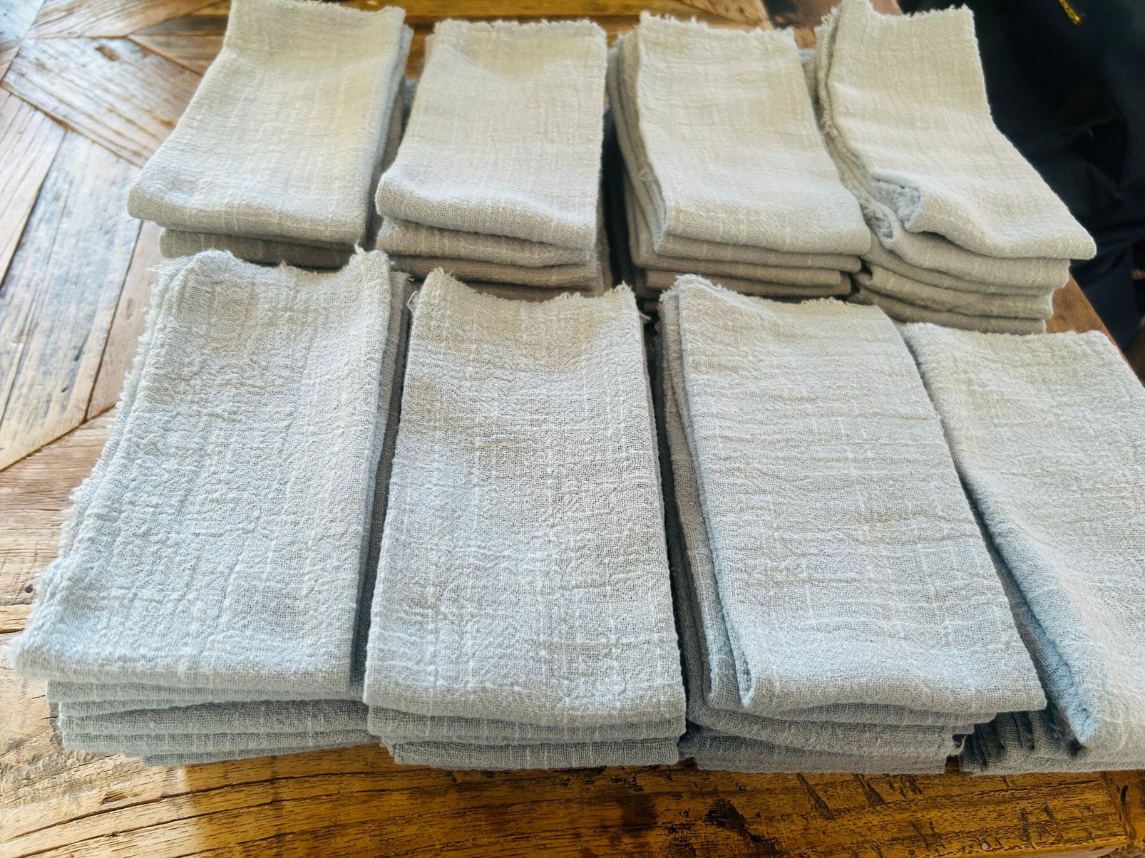 100 Serviettes en tissus coton gaz bleu poussiéreux 42x42cm., Enlèvement, Coton, Bleu