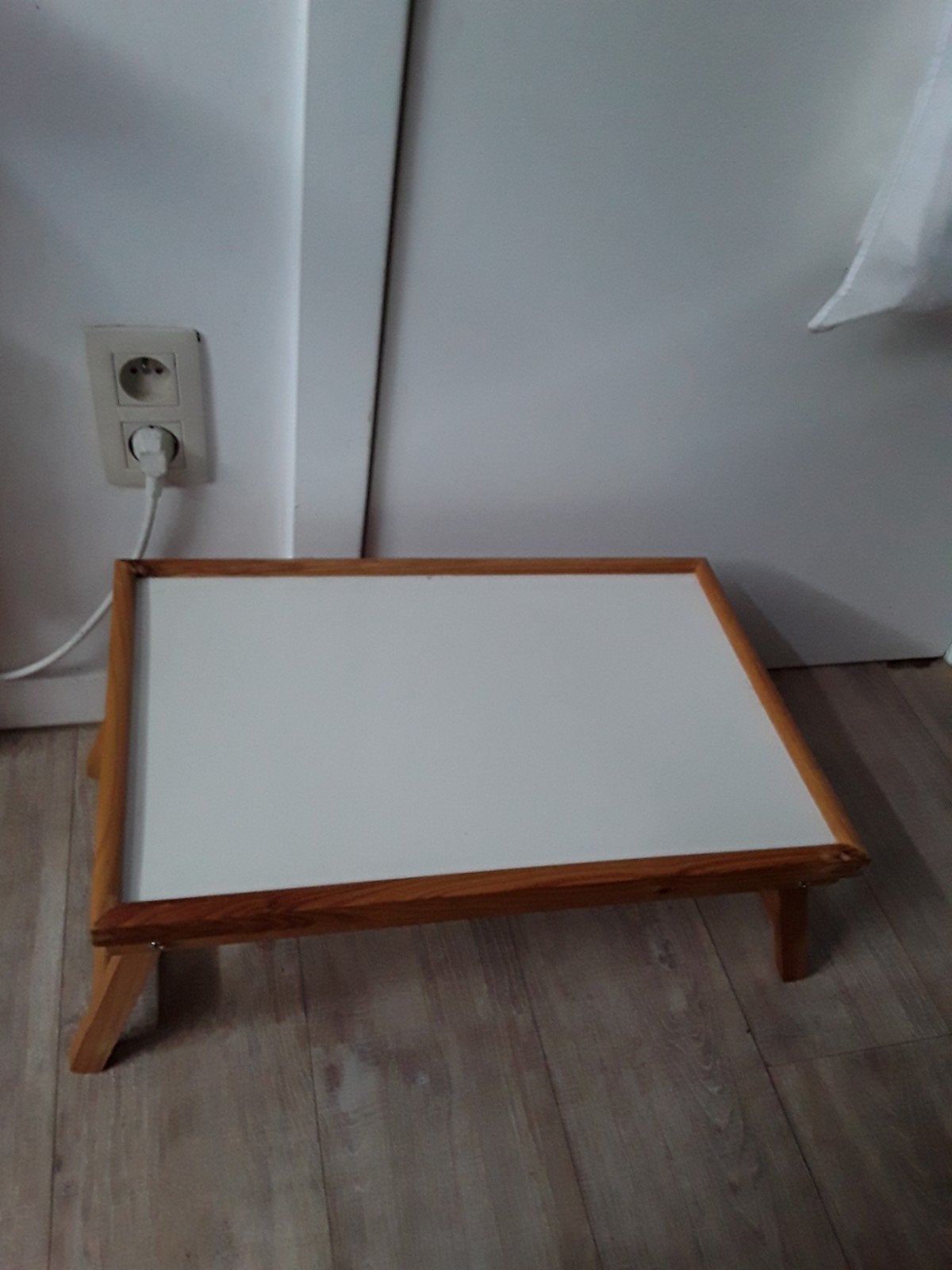 Houten bedtafeltje met inklapbare, Ophalen