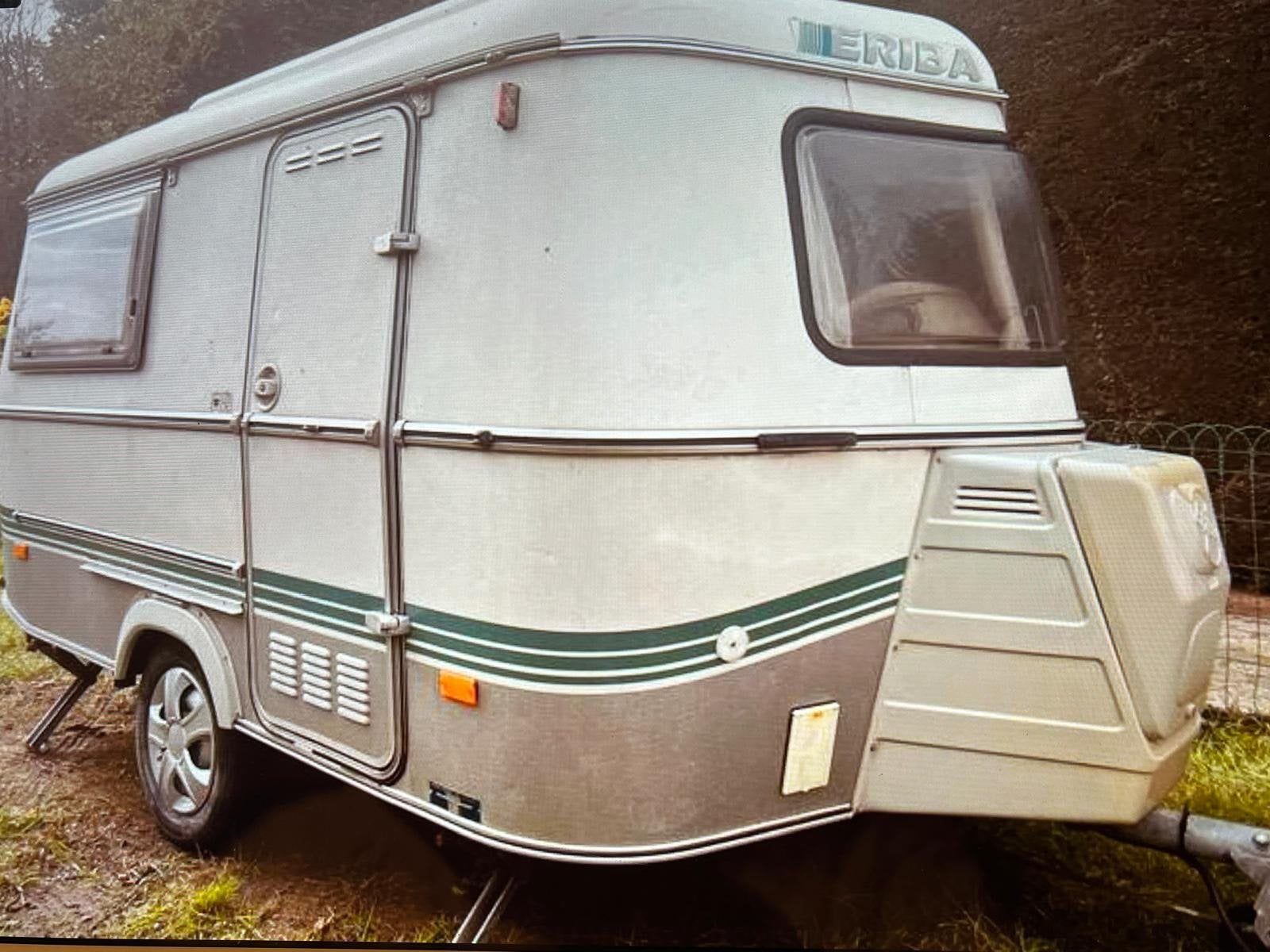 Caravan Eriba Familia Touring 310 - 3/4 slaapplaatsen 750 kg, Caravans en Kamperen, Caravans, Standaardzit, Queensbed, Particulier