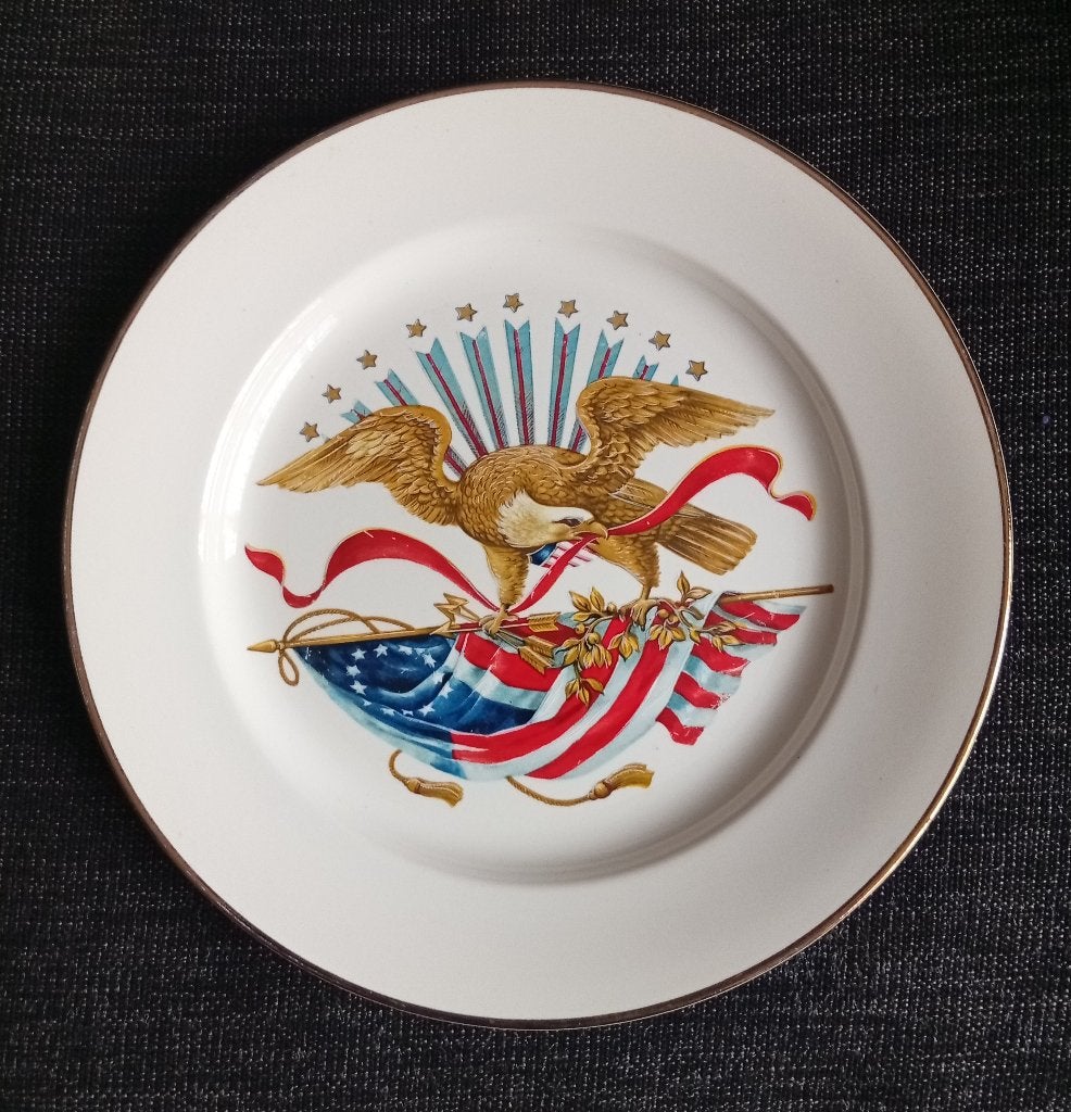 Assiette vintage en Chine patriotique américaine avec aigle, Antiquités & Art, Enlèvement ou Envoi