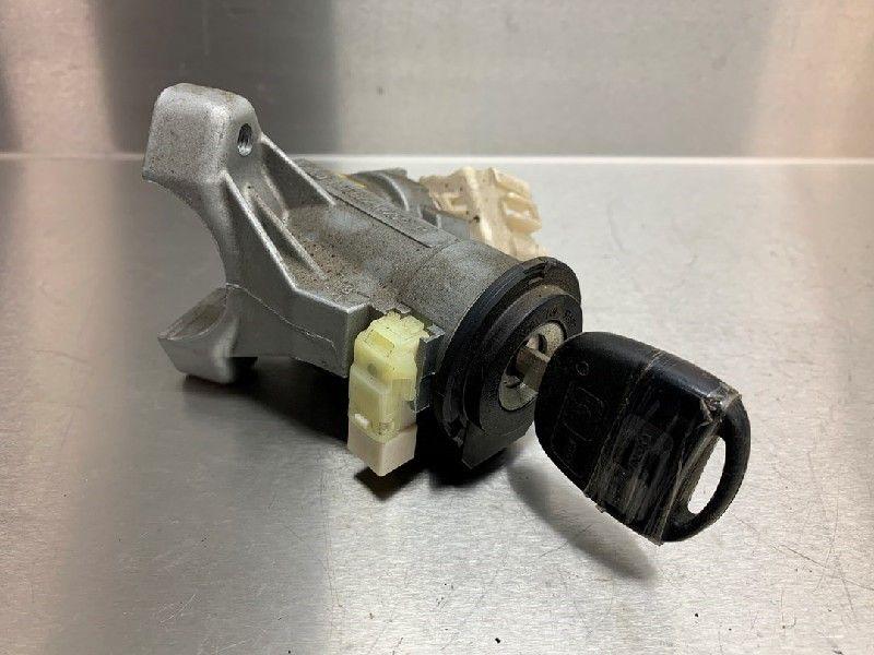 CONTACTSLOT + SLEUTEL Toyota Yaris II (P9) (01-2005/12-2014), Gebruikt, Toyota