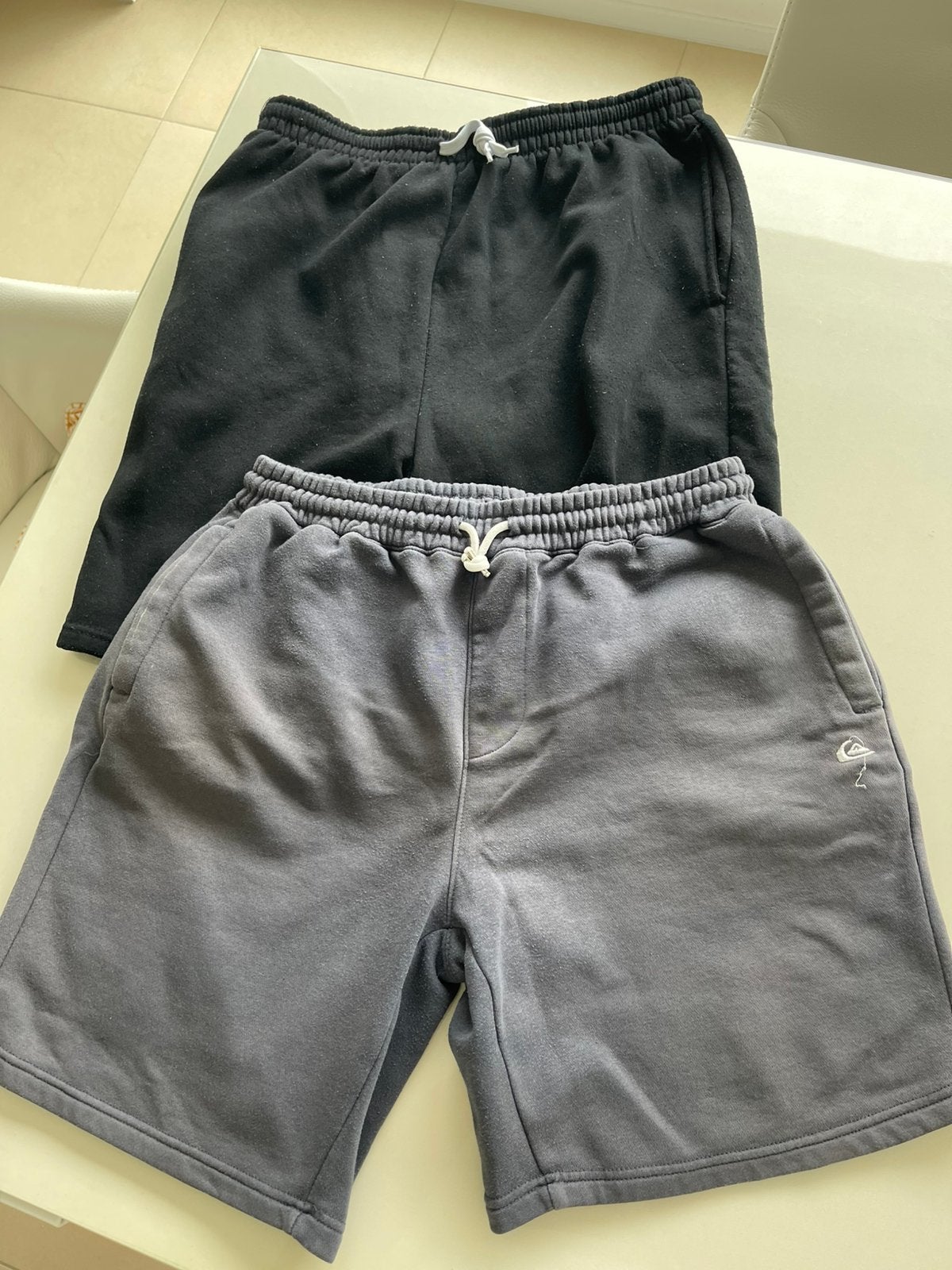 2x Sweatshorts / Sportbroeken Quiksilver & Zwart Maat large, Vêtements | Hommes, Pantalons, Enlèvement ou Envoi, Comme neuf, Gris