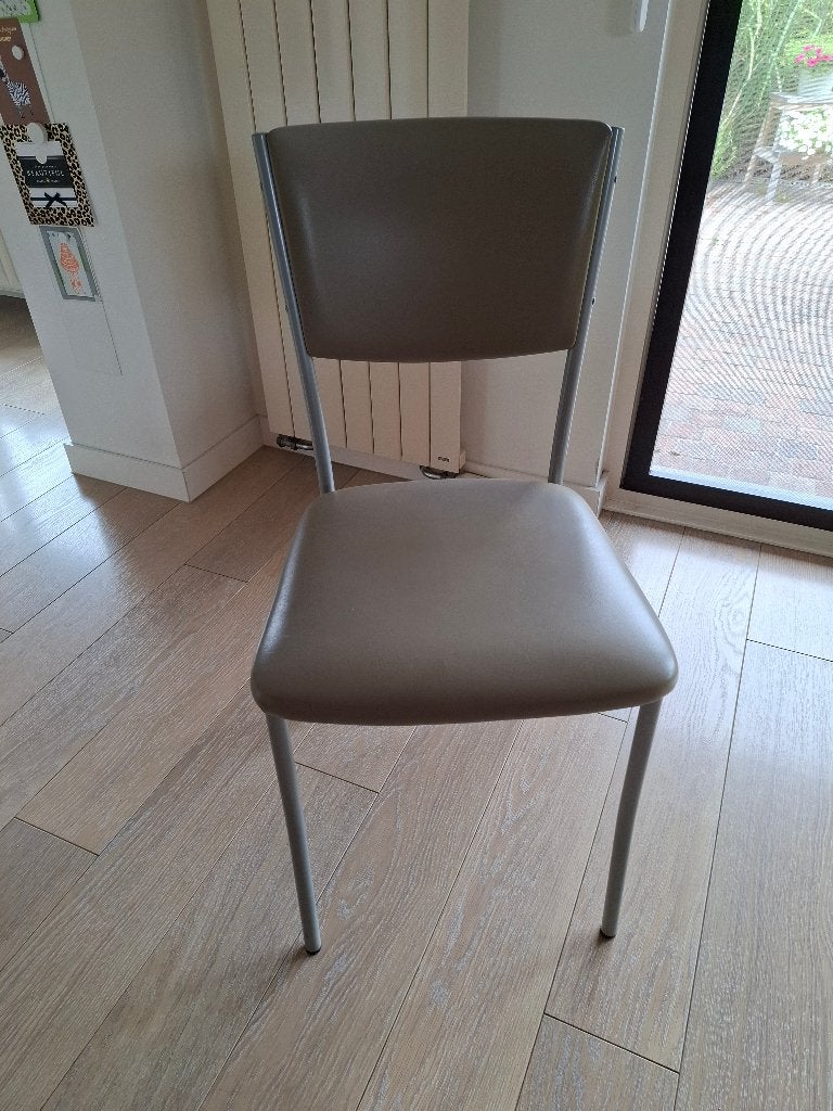 4 chaises de cuisine gratis!, Maison & Meubles, Gris, Synthétique, Enlèvement, Utilisé