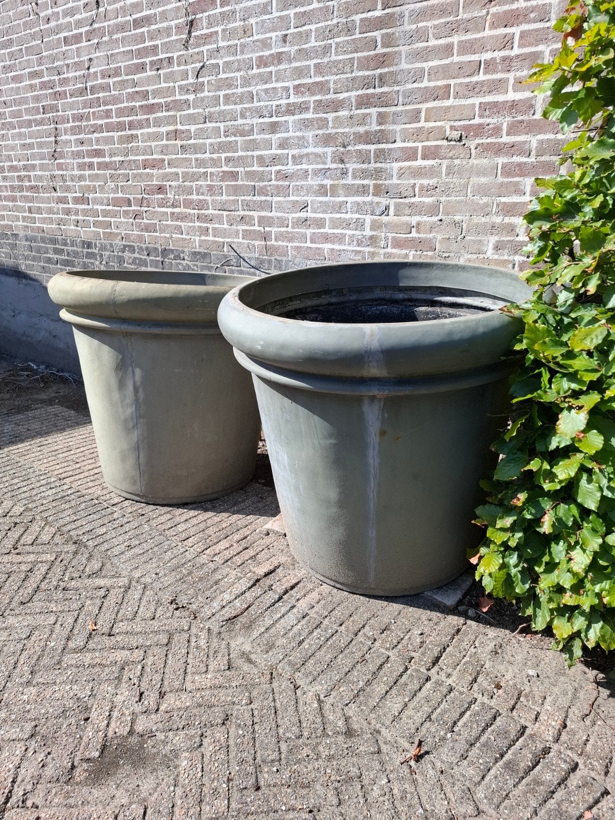 2 zeer grote bloempotten, Ophalen, Kunststof, Gebruikt, Rond