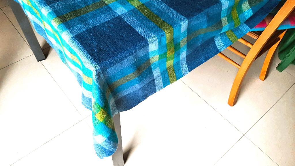 Te koop: Mooi geruit tafelkleed, Huis en Inrichting, Keuken | Textiel, Ophalen, Gebruikt, Blauw, Overige typen