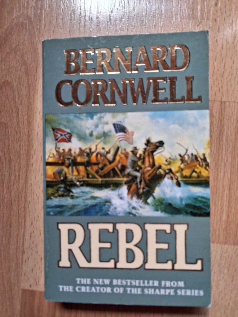 REBEL - BERNARD CORNWELL - ENGELS, Ophalen of Verzenden