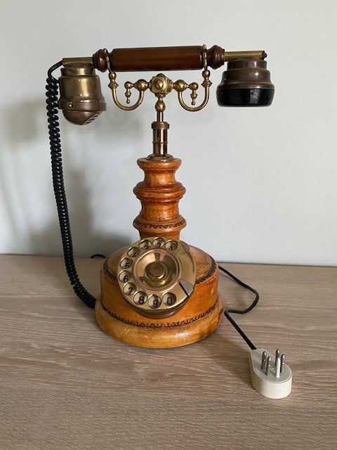 Retro telefoon met leder bekleed, Telecommunicatie, Vaste telefoons | Niet Draadloos, Ophalen, Zo goed als nieuw, Met draaischijf