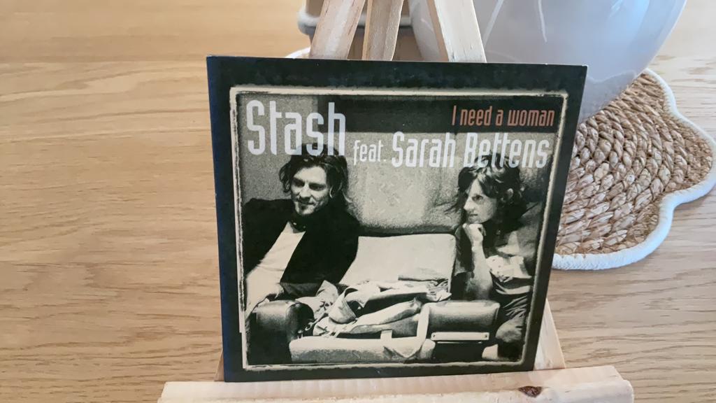 Cd Stash feat.Sara Bettens, Ophalen of Verzenden, Zo goed als nieuw