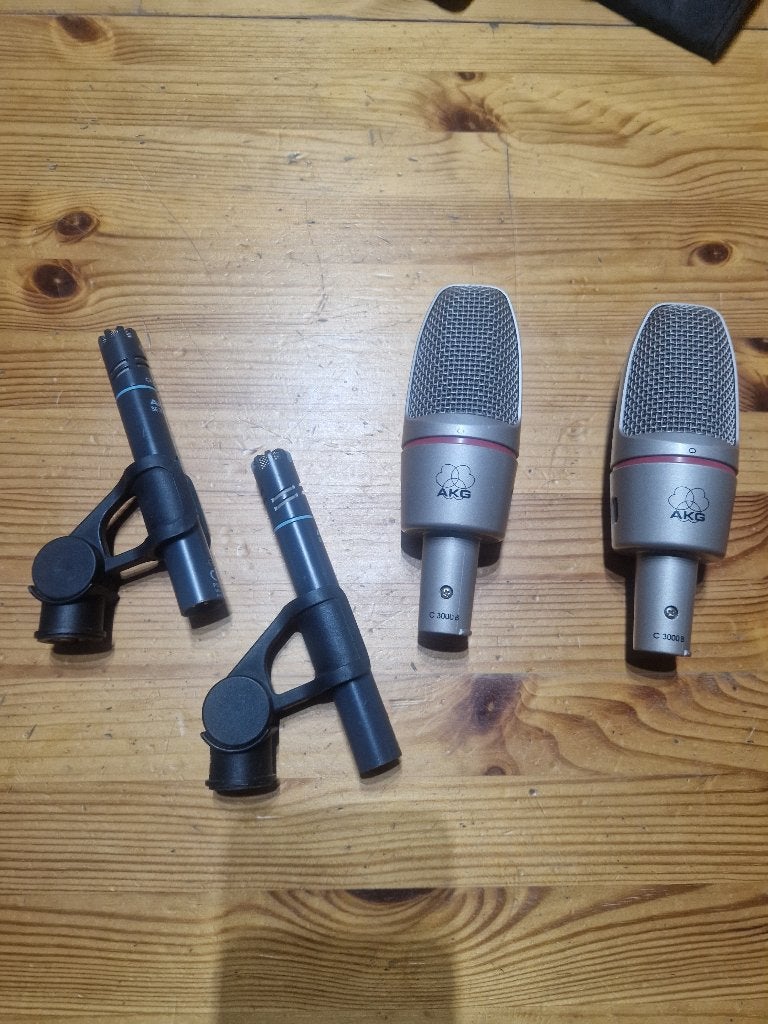 4x Microphones AKG / 2x c3000 / 2x se300b, Enlèvement, Comme neuf, Micro pour instrument