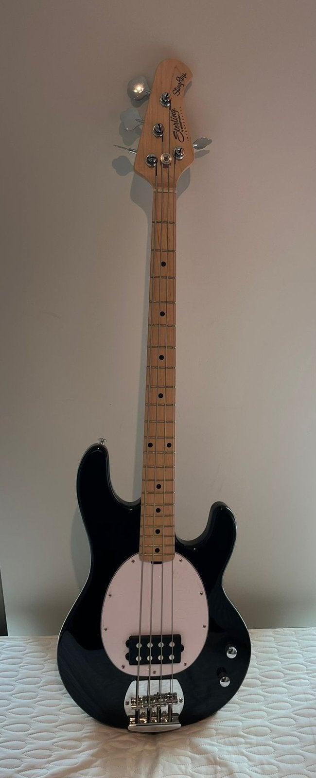 Electric Bass Stingray by Music Man, Muziek en Instrumenten, Ophalen, Zo goed als nieuw, Elektrisch