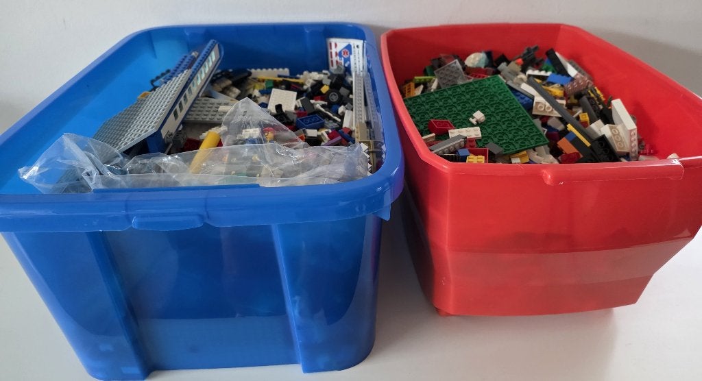 2 opbergbakken met 8,5 kg netto Lego / 40 tal figuren, Ophalen of Verzenden, Lego