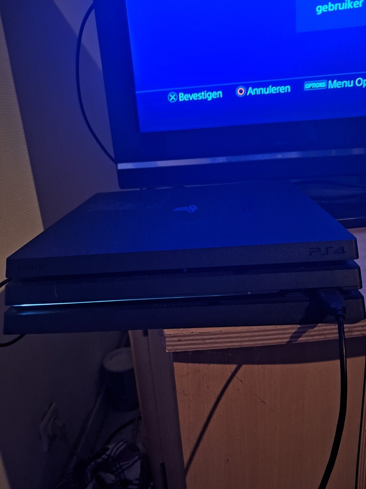 Ps 4 Pro zonder controller met 3 spellen., Games en Spelcomputers, Ophalen, Zonder controller, Pro