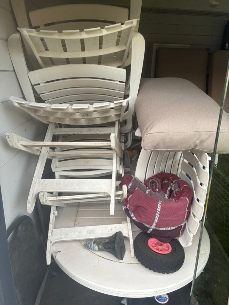 Gratis tafel met 4 stoelen, Enlèvement, Comme neuf