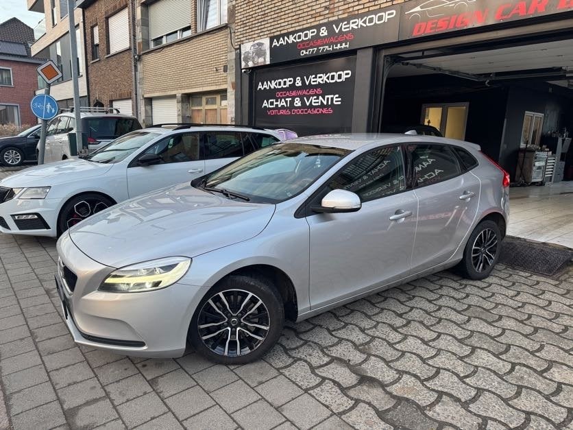 Volvo V40 T2 Benzine 2000cc bouwjaar 2019 Led-navigatie, Auto's, Volvo, Euro 6, Bedrijf, Handgeschakeld, Navigatiesysteem