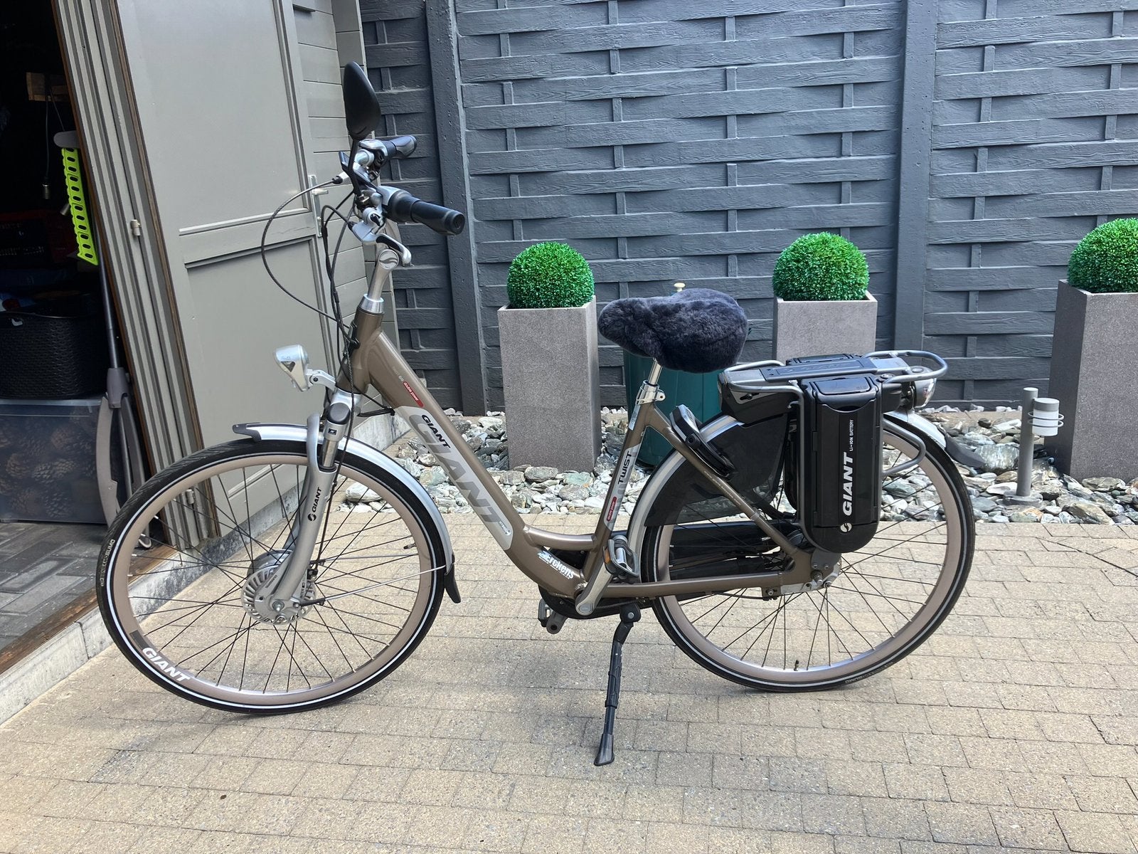 Elektrische fiets en tassen, Ophalen, Zo goed als nieuw