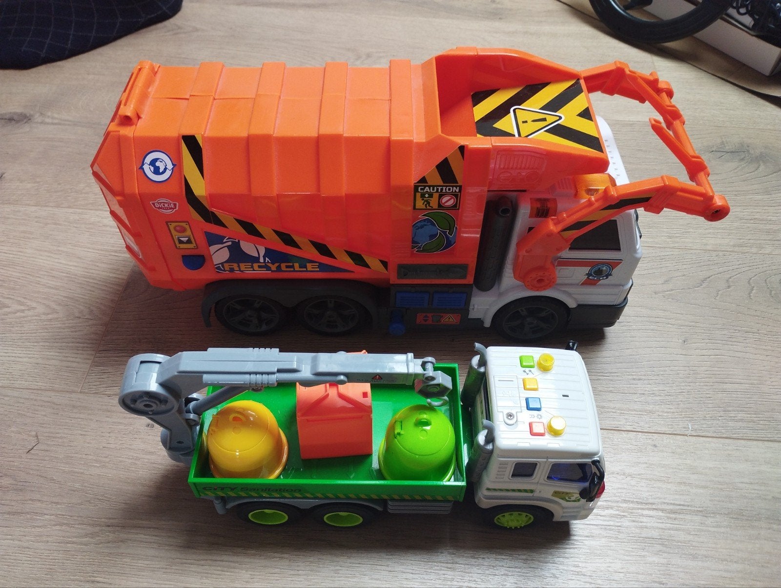 twee interactieve speelgoedwagens, Ophalen