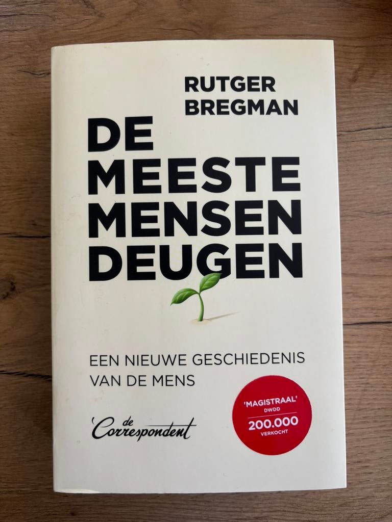 Boek - De meeste mensen deugen, Boeken, Ophalen of Verzenden, Zo goed als nieuw