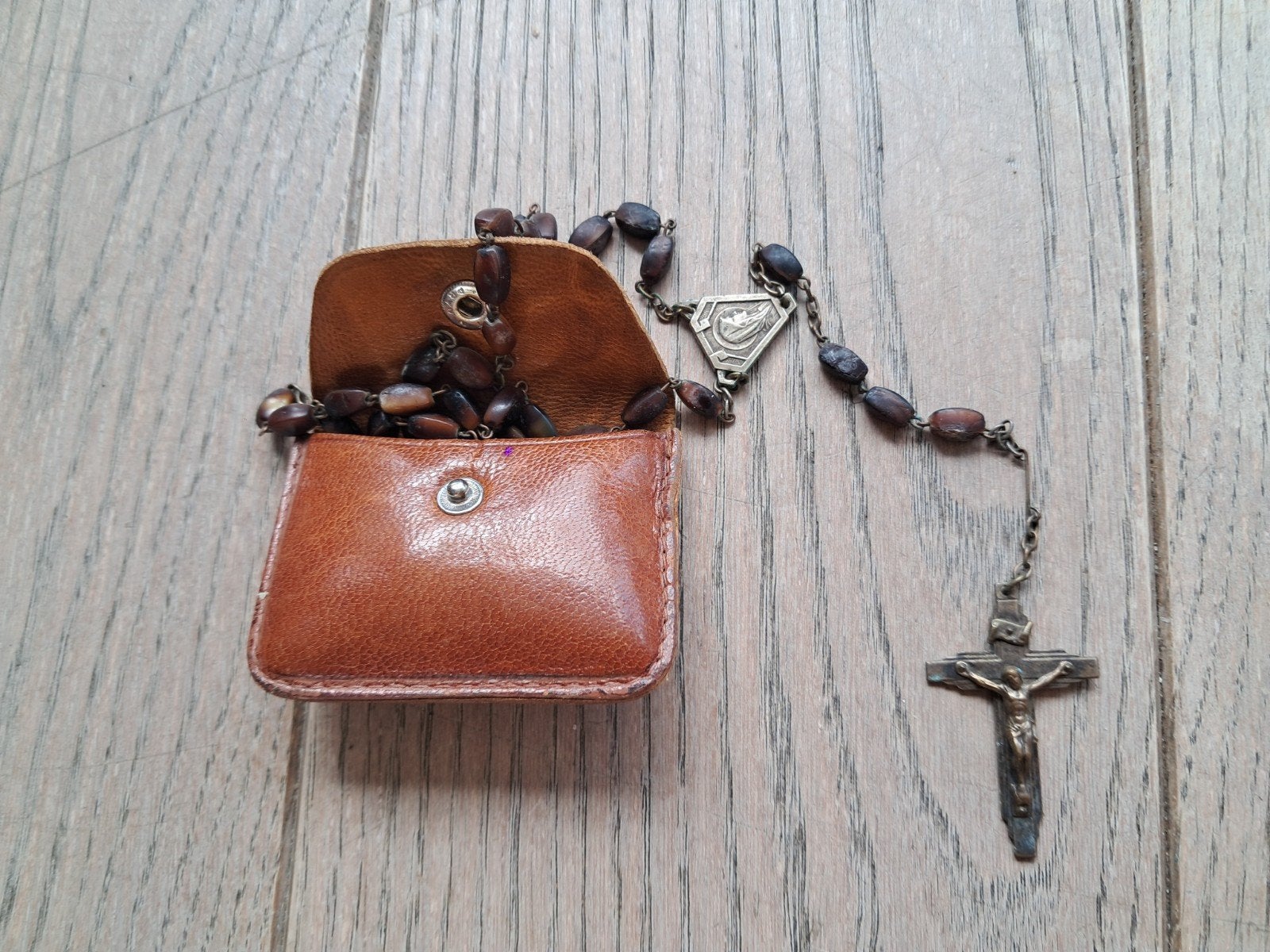 Paternoster met bruine kralen + etui, Ophalen of Verzenden