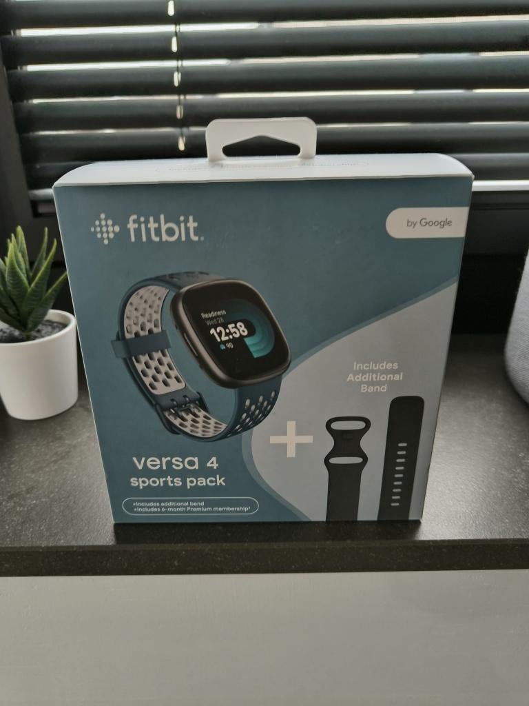 Fitbit Versa 4 zwart bundel met blauwe sportband NIEUW, Neuf, Étanche, Enlèvement ou Envoi, Fitbit
