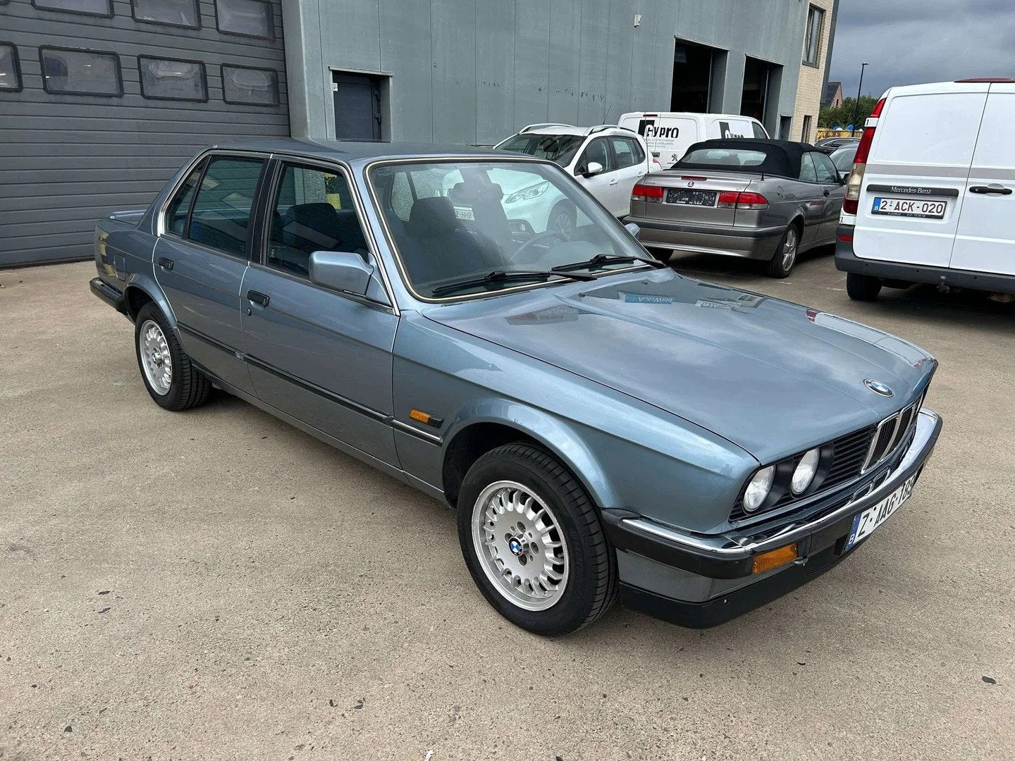 BMW 3 Serie 316 ZEER NETTE STAAT ZIE FOTO'S GEEN ROEST, Autos, Oldtimers & Ancêtres, Achat, 4 portes, Entreprise, 65 kW