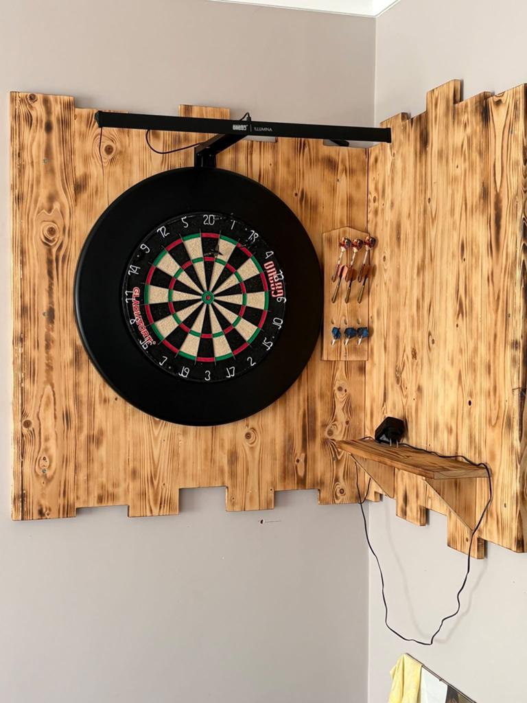 Dartsbord op houtenwand, Sport en Fitness, Darts, Ophalen, Zo goed als nieuw, Dartbord