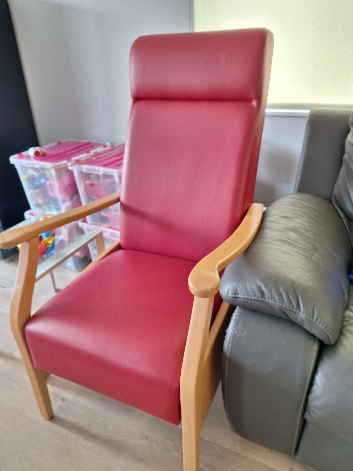 Rode lederen fauteuil, Enlèvement