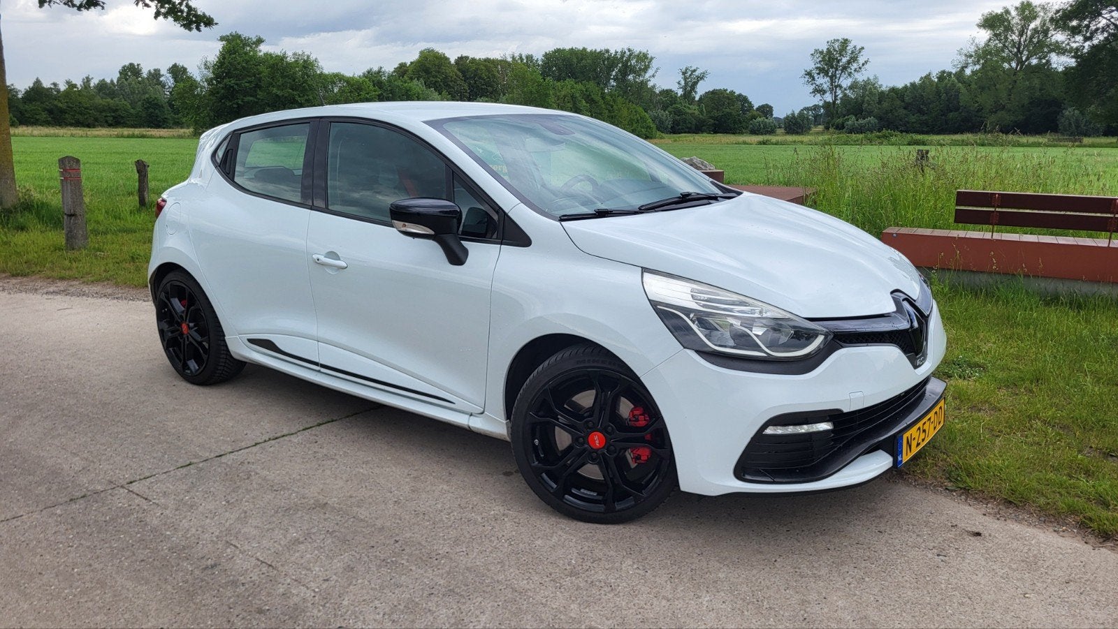 Renault Clio 4 1.6 RS Turbo 2015, 200pk, rs monitor, leer, 1618 cc, 4 cilinders, Wit, 5 zetels