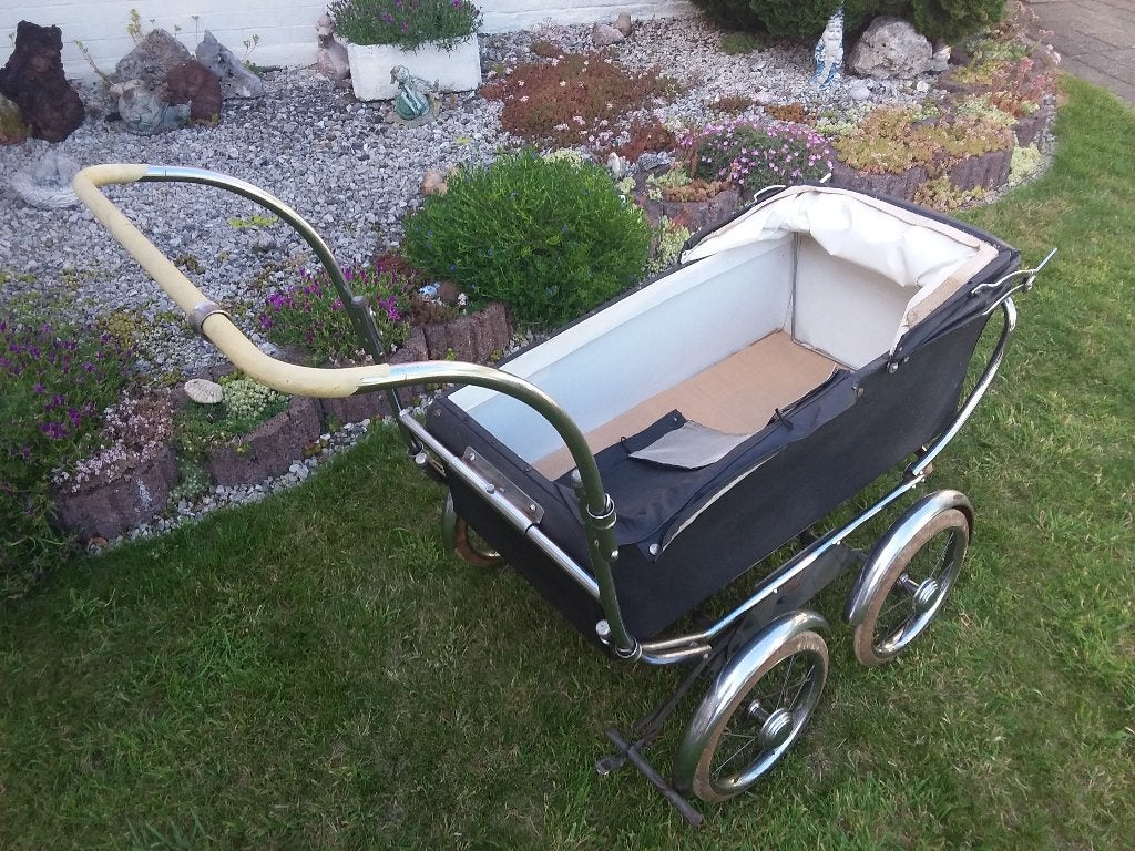 Oude kinderwagen van jaren 1950, Ophalen