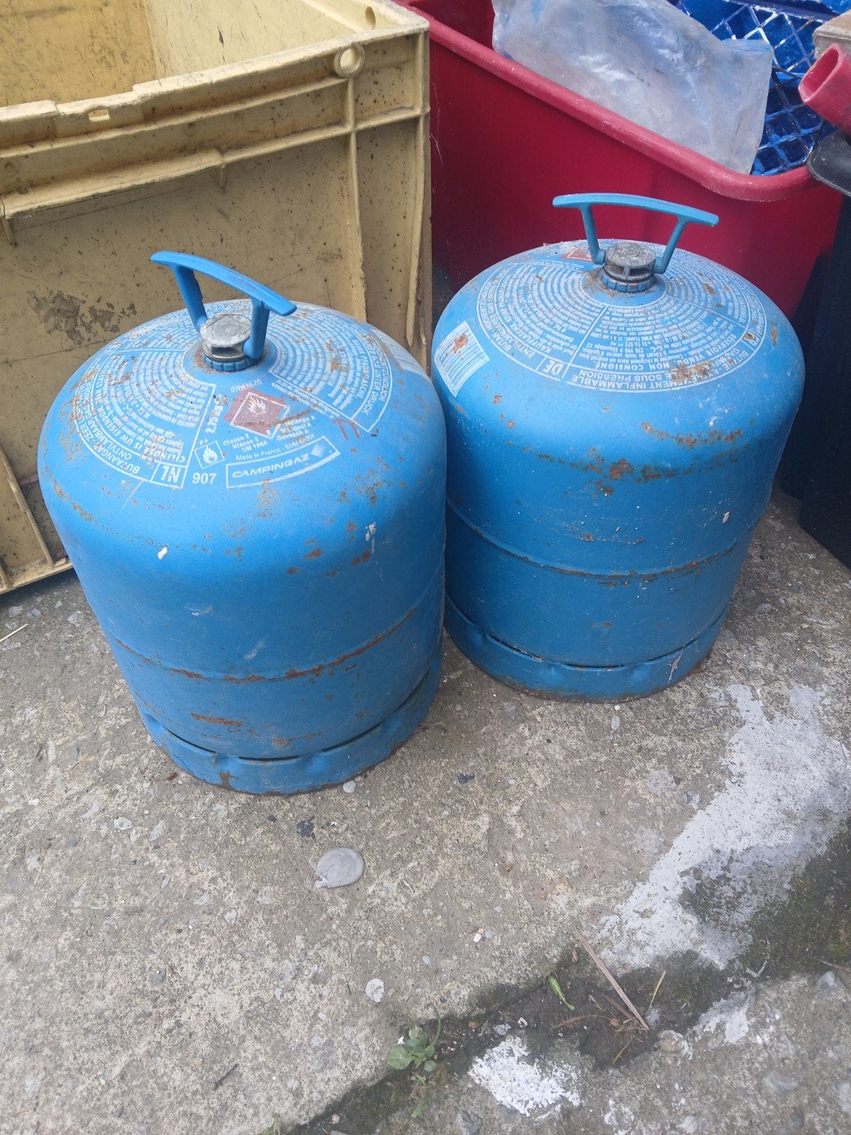 2 gasflessen voor op de camping, Ophalen