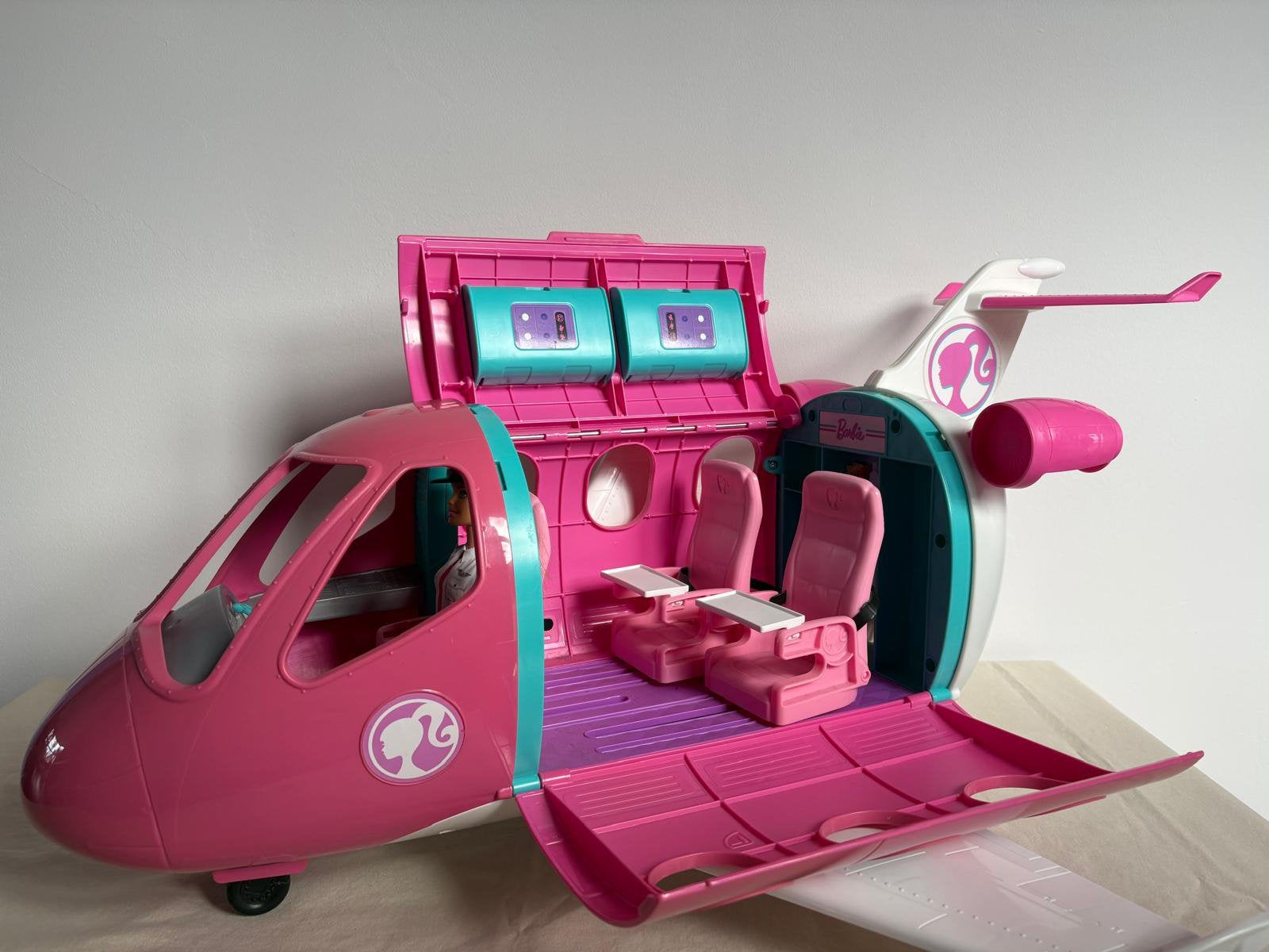 Barbie vliegtuig, Kinderen en Baby's, Speelgoed | Poppenhuizen, Ophalen of Verzenden, Zo goed als nieuw, Poppenhuis