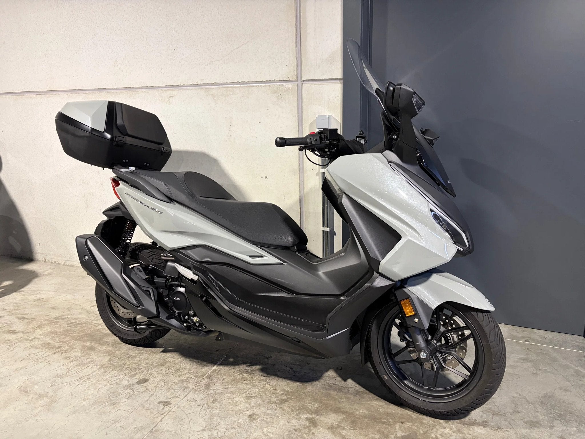 Honda Forza 350 luxescooter met keyless contact en topcase e, Scooter, Automaat, 350 cc, 12 t/m 35 kW