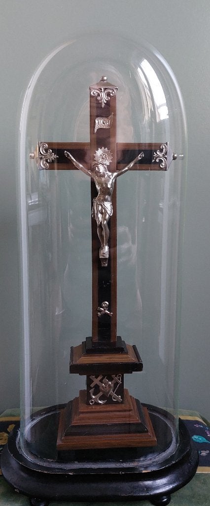 Kruisbeeld crucifix onder antieke ovale glazen globe stolp, Ophalen