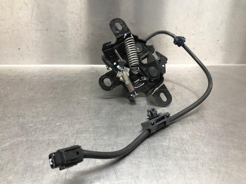 SERRURE CAPOT Toyota Yaris IV (P21 / PA1 / PH1) (01-2020/-), Autos : Pièces & Accessoires, Utilisé, Toyota