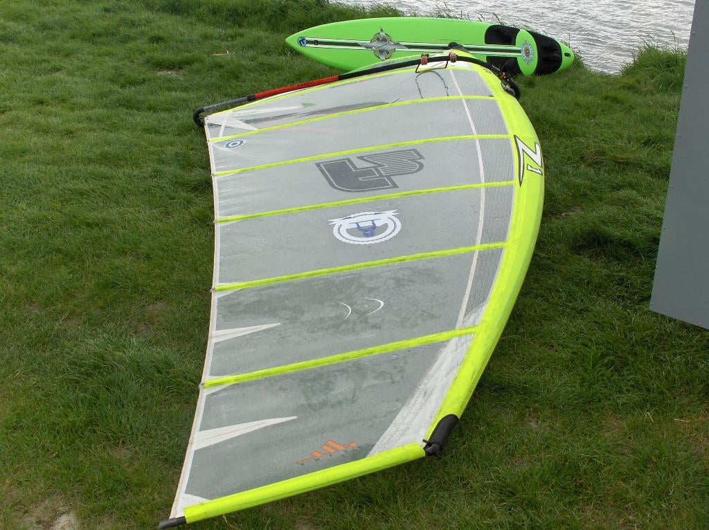 Windsurfmateriaal waarvan 2 boards, Watersport en Boten, Windsurfen, Ophalen, Met mast, Gebruikt, Fanatic