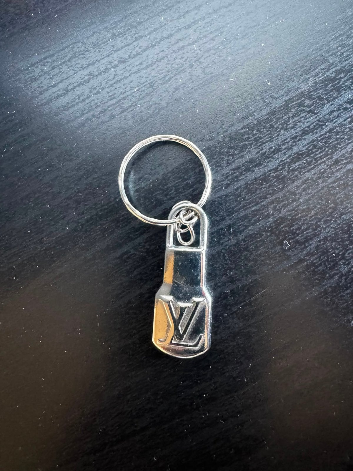 LV-stijl metalen sleutelhanger origineel – zilverkleurig, Verzamelen, Sleutelhangers, Gebruikt, Ophalen of Verzenden