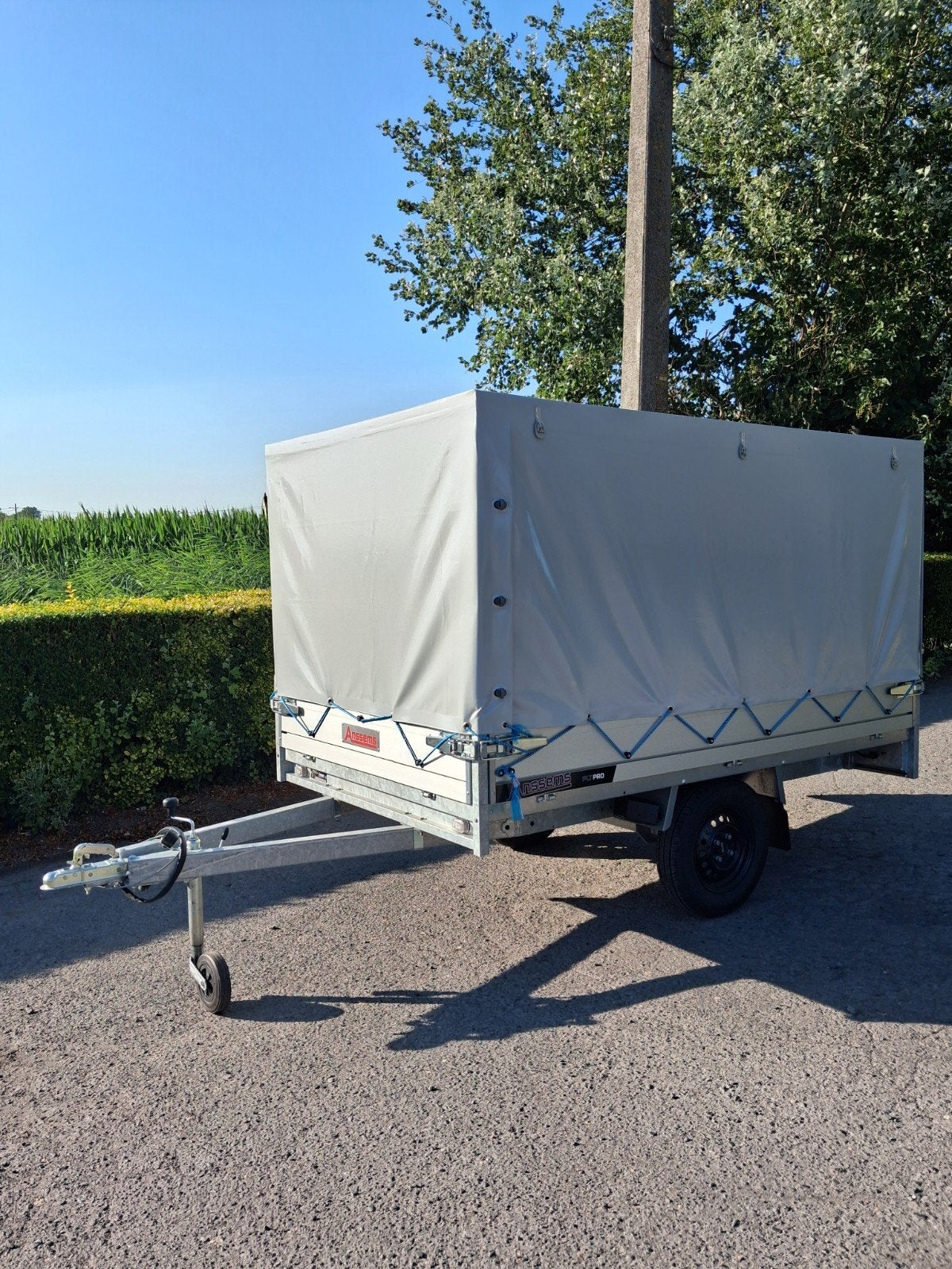 NIEUWE plateau/gesloten aanhanger 750kg 2m50 x 1m52 x 1m30!