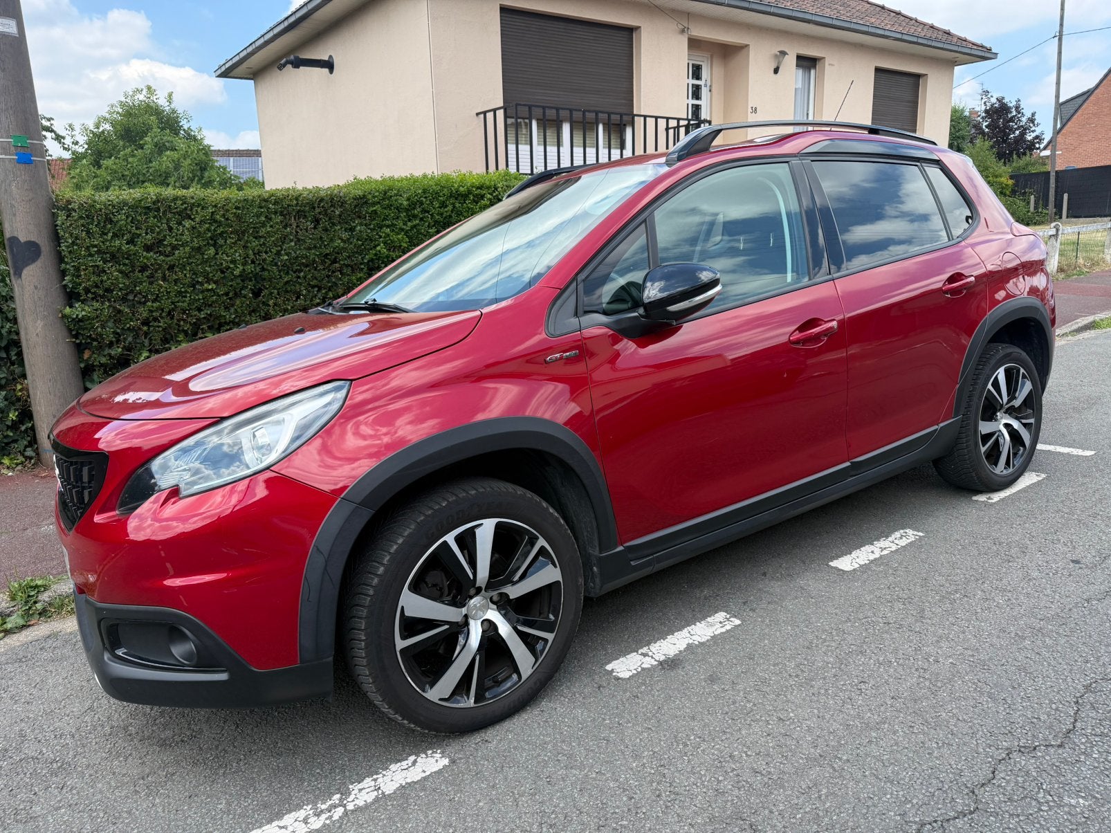 Peugeot 2008 GT LINE essence 85000 kms, Autos, Peugeot, Rouge, Achat, Euro 6, 5 portes