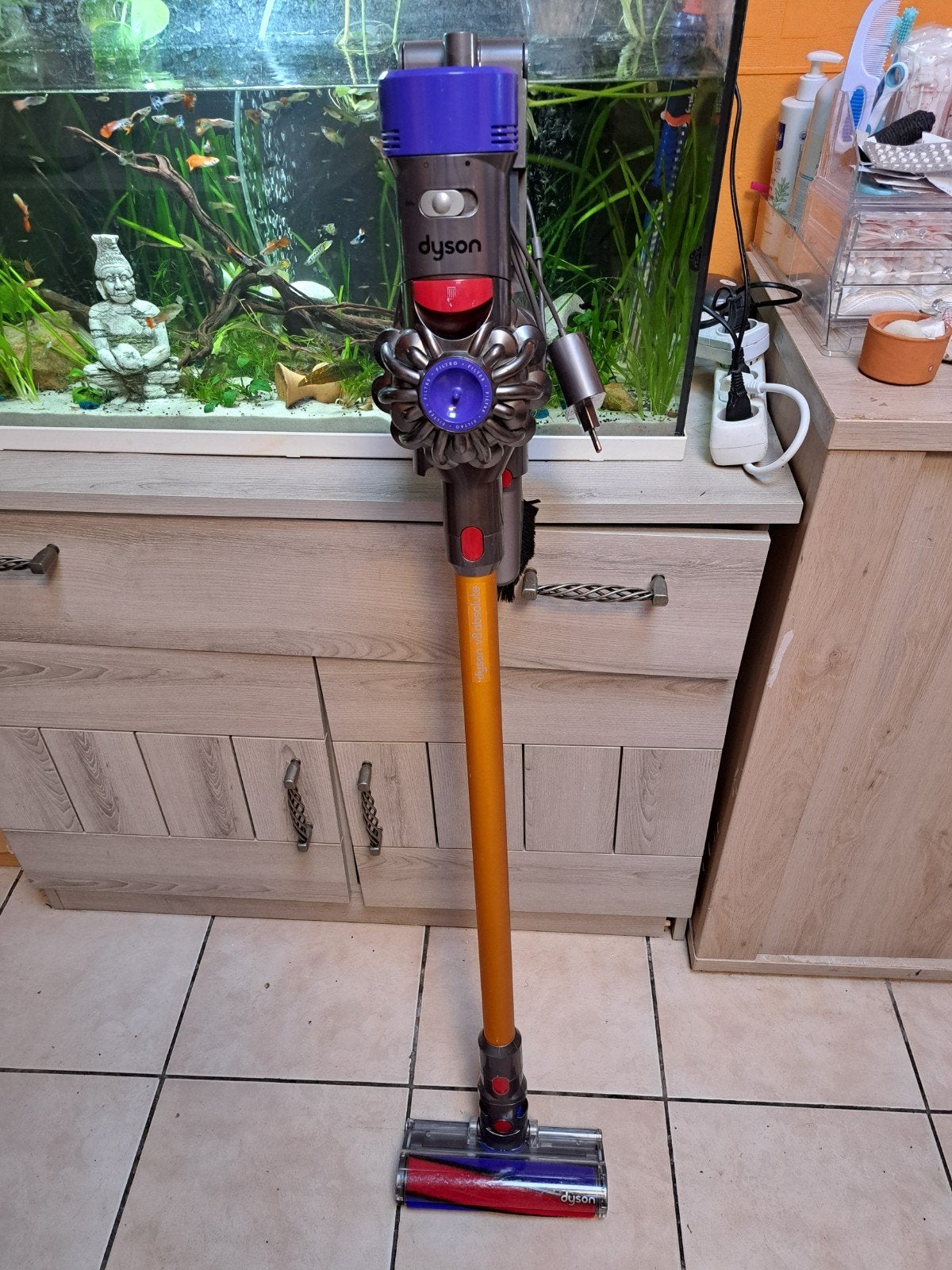 dyson v8 absolute complet avec support mural etc, Electroménager, Enlèvement ou Envoi, Réservoir, Aspirateur balai, Comme neuf