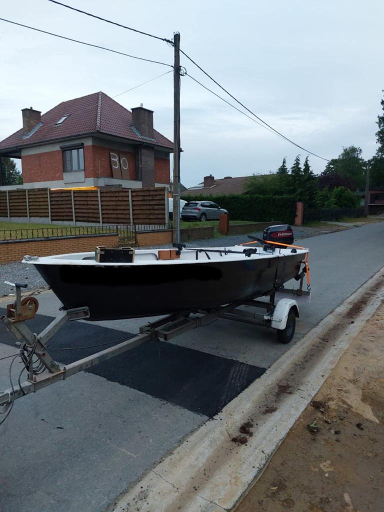 Polyesterboot met buitenboordmotor., Watersport en Boten, Ophalen, Trailer, Buitenboordmotor