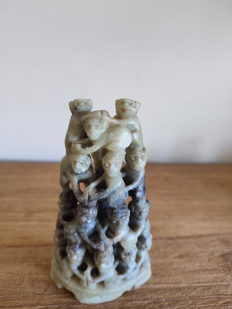 China: traditionele sculptuur, acrobatische apentoren, Steen/keramiek, Ophalen of Verzenden, Meerkleurig, Beeld