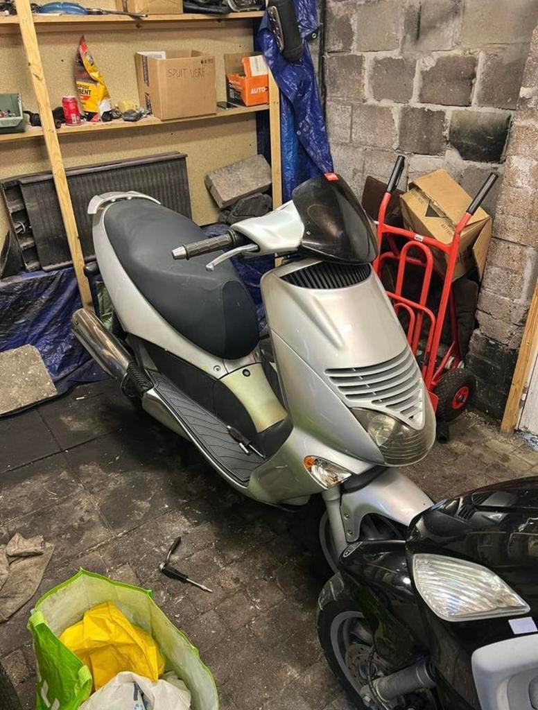 Aprilia leonardo 150cc duitse papieren project!, Fietsen en Brommers, Scooters | Aprilia, Ophalen, Zo goed als nieuw