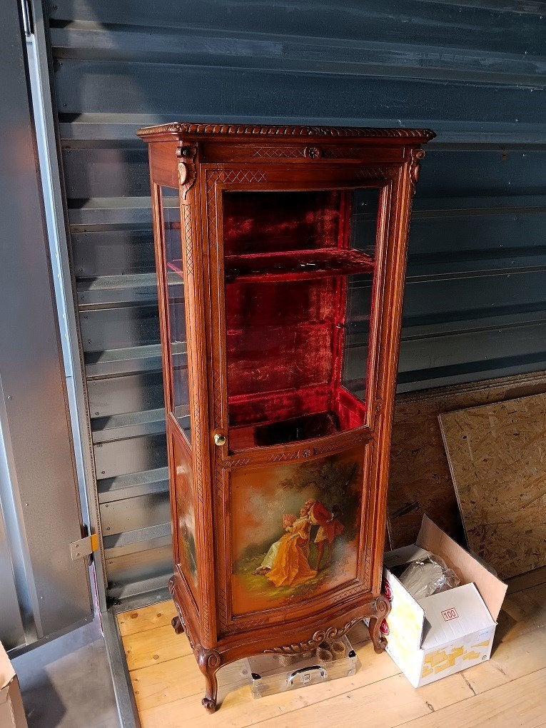Vitrine de style Louis XV, Enlèvement