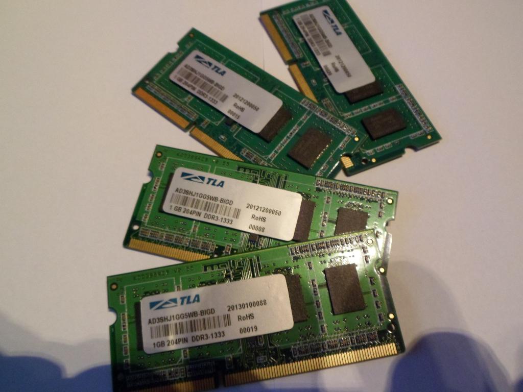 RAM TLA-HYNIX DDR3-1333 1GB AD3SHJ1GG5WB-BIG D, Ophalen, Zo goed als nieuw, DDR3