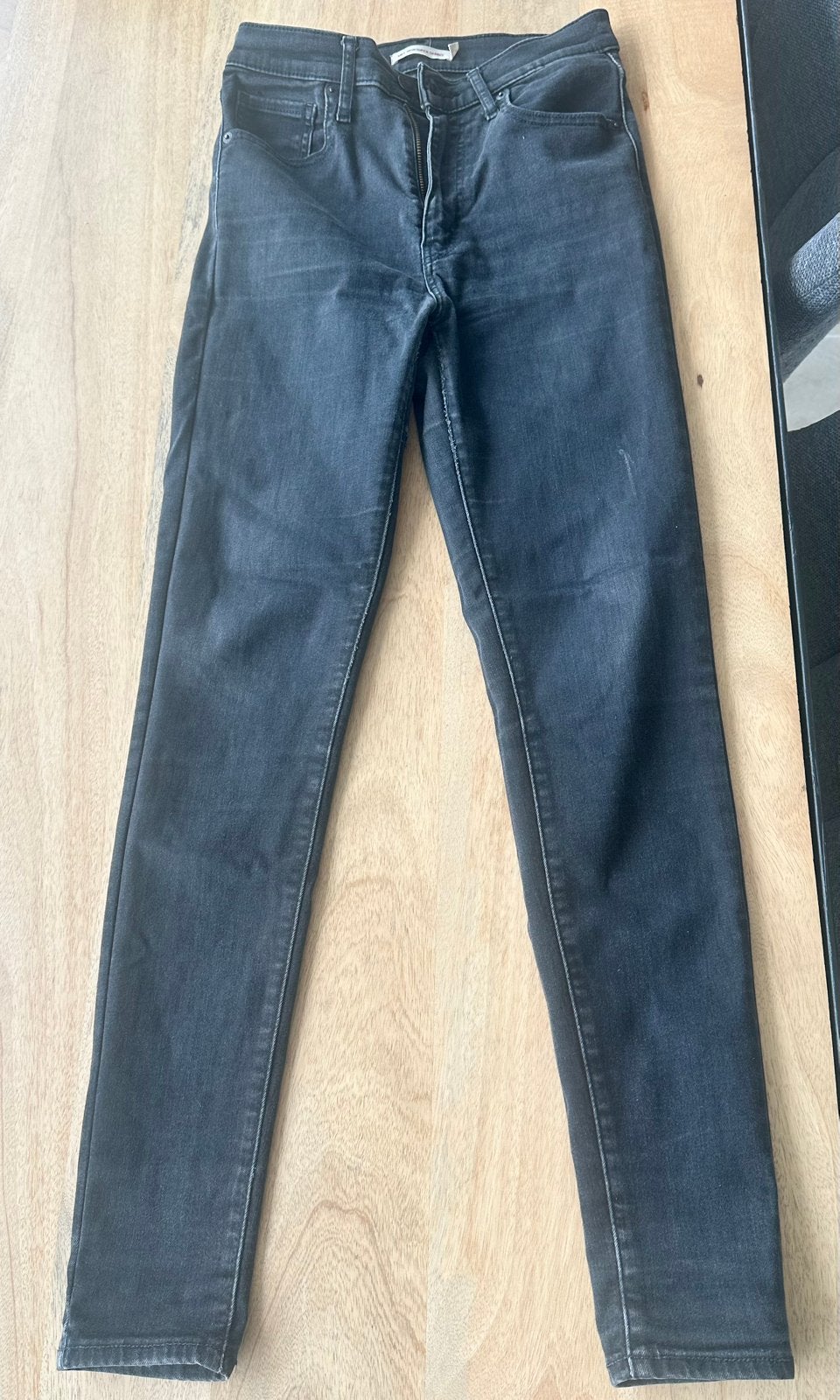 Jean s Levis noir taille 27, Kleding | Dames, Spijkerbroeken en Jeans, Ophalen of Verzenden, Zo goed als nieuw, Zwart, W27 (confectie 34) of kleiner