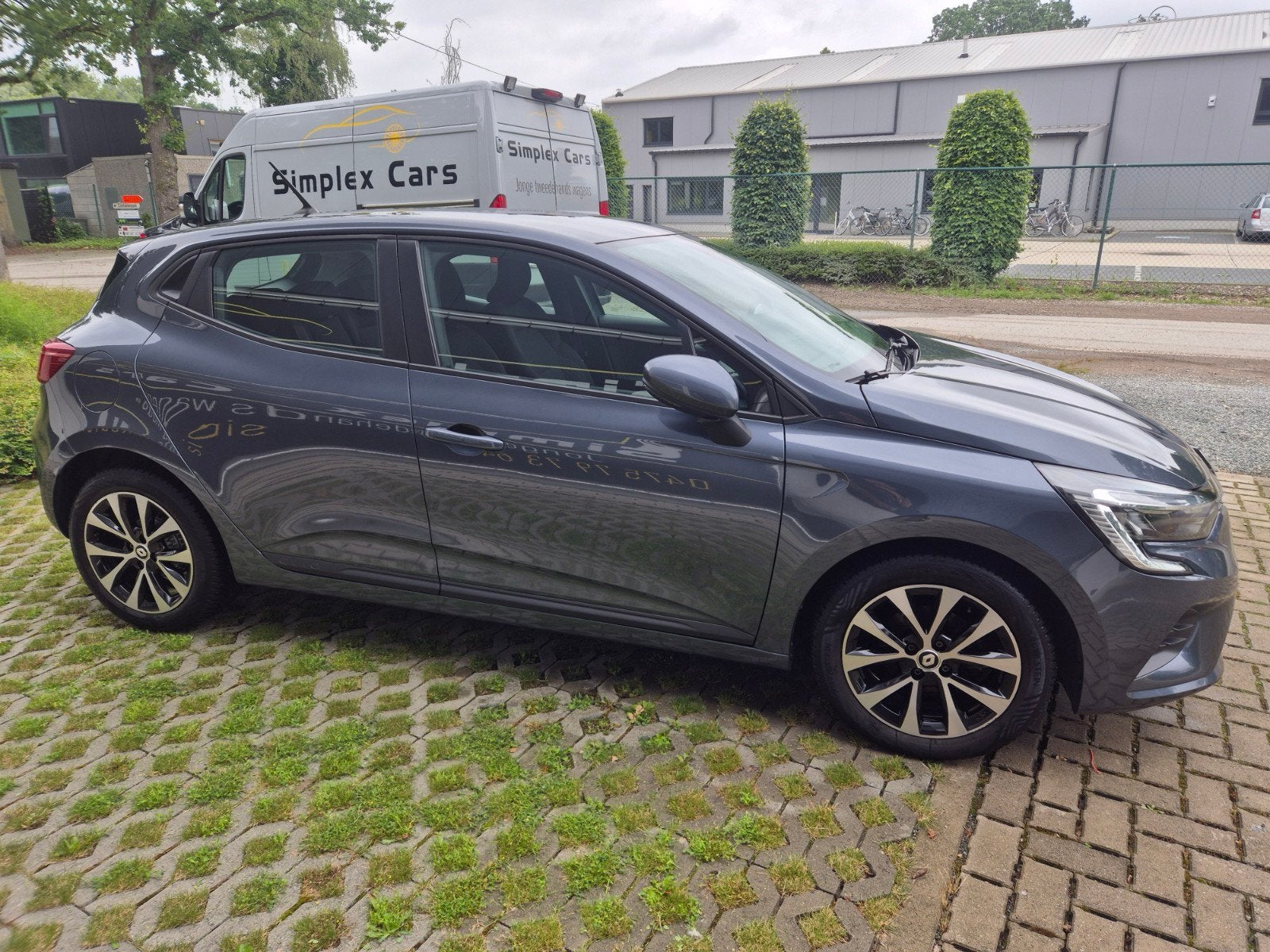 RENAULT CLIO 1.0 TCE.. MET GARANTIE IN MOOIE STAAT, Auto's, Voorwielaandrijving, Dealer onderhouden, Stof, Euro 6